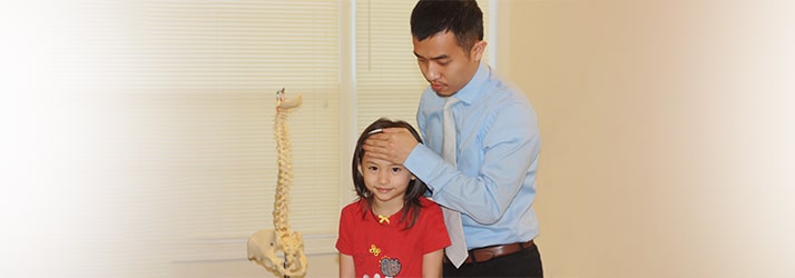 Chiropractor Lawrenceville GA Hung Vuong adjusting patient